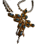 Collana artigianale stile bizantino con grande croce in oro su bronzo decorata con quarziti verdi e perle bianche, design elegante e scenografico.
