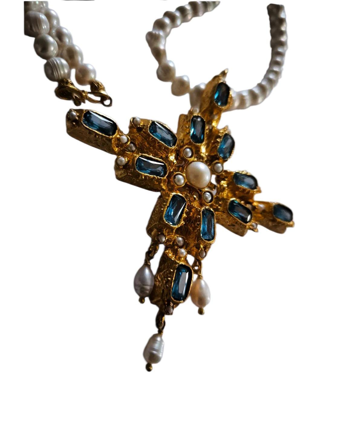 Collana artigianale stile bizantino con grande croce in oro su bronzo decorata con quarziti verdi e perle bianche, design elegante e scenografico.