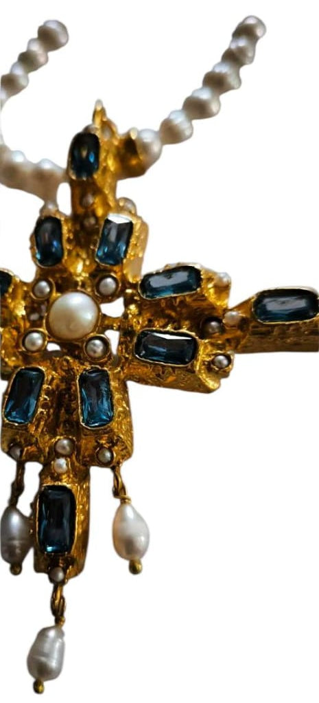 Collana artigianale stile bizantino con grande croce in oro su bronzo decorata con quarziti verdi e perle bianche, design elegante e scenografico.