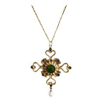 “Collana con croce cristiana in oro su bronzo con peridoto, perla e turchesi su catenina in argento galvanizzato oro”