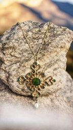 “Collana con croce cristiana in oro su bronzo con peridoto, perla e turchesi su catenina in argento galvanizzato oro”