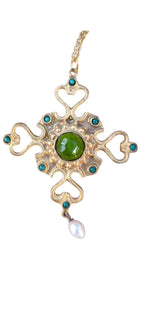 “Collana con croce cristiana in oro su bronzo con peridoto, perla e turchesi su catenina in argento galvanizzato oro”