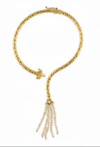 Collana etrusca regolabile in oro su bronzo con testa di ariete scolpita e fili di perle oro e topazio blu, design artigianale elegante e simbolico.