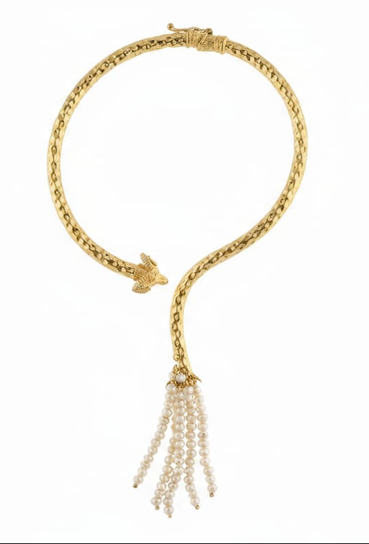 Collana etrusca regolabile in oro su bronzo con testa di ariete scolpita e fili di perle oro e topazio blu, design artigianale elegante e simbolico.