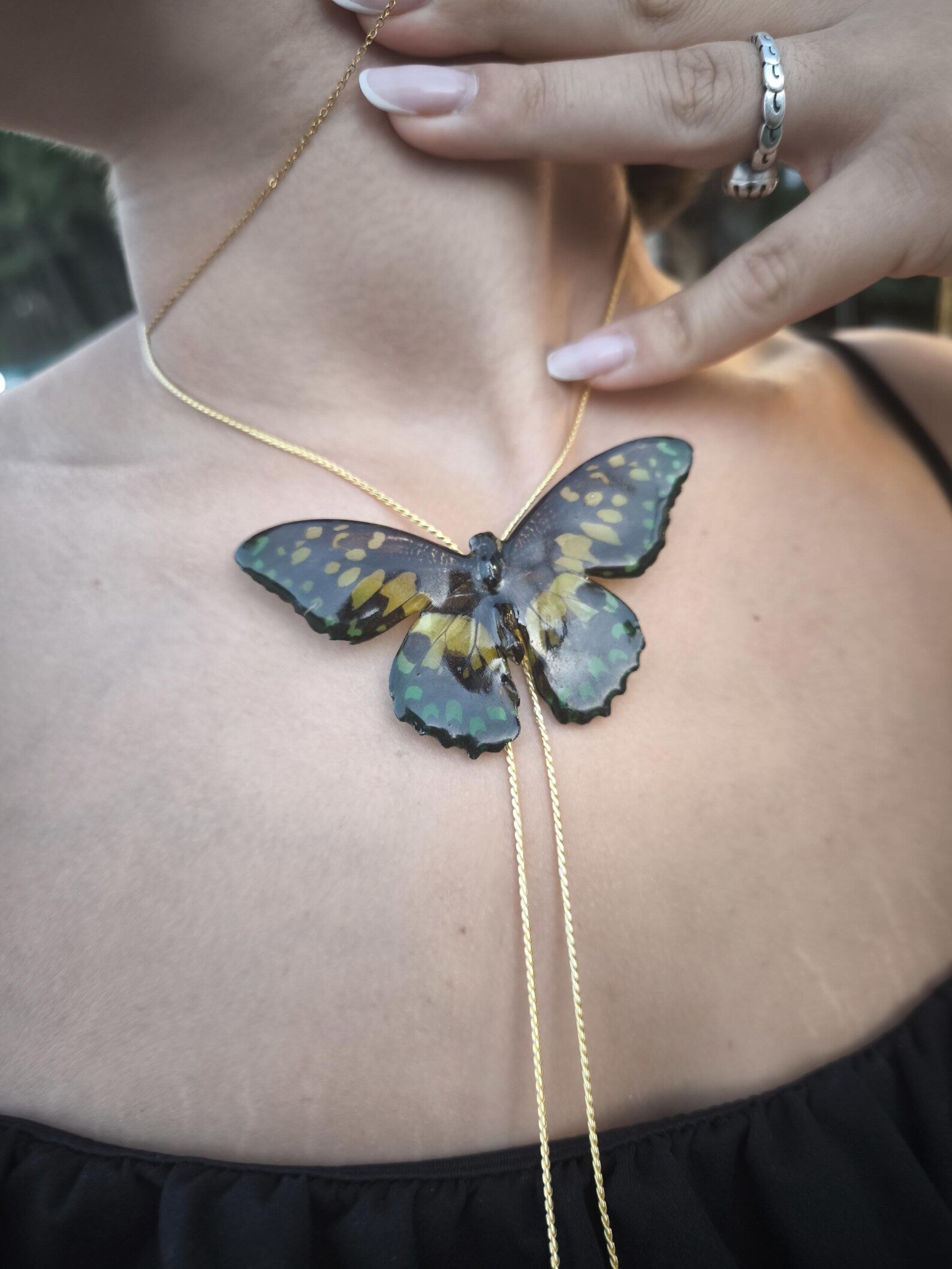 Collana con vera farfalla in resina e saliscendi in oro su bronzo regolabile