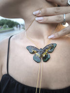 Collana con vera farfalla in resina e saliscendi in oro su bronzo regolabile