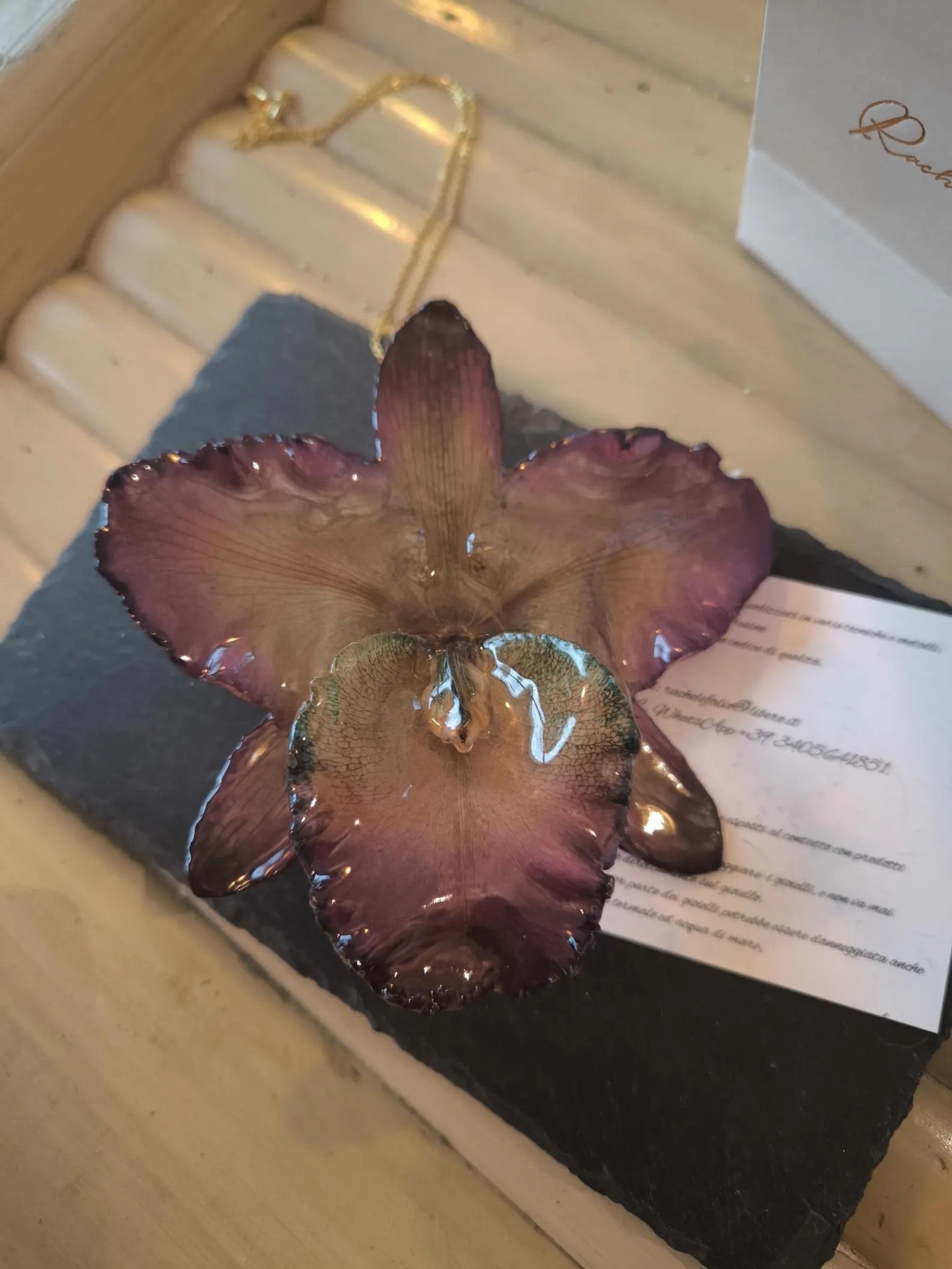 Collana fermacapelli con orchidea Cattleya Regina naturale inglobata in resina gioiello due in uno
