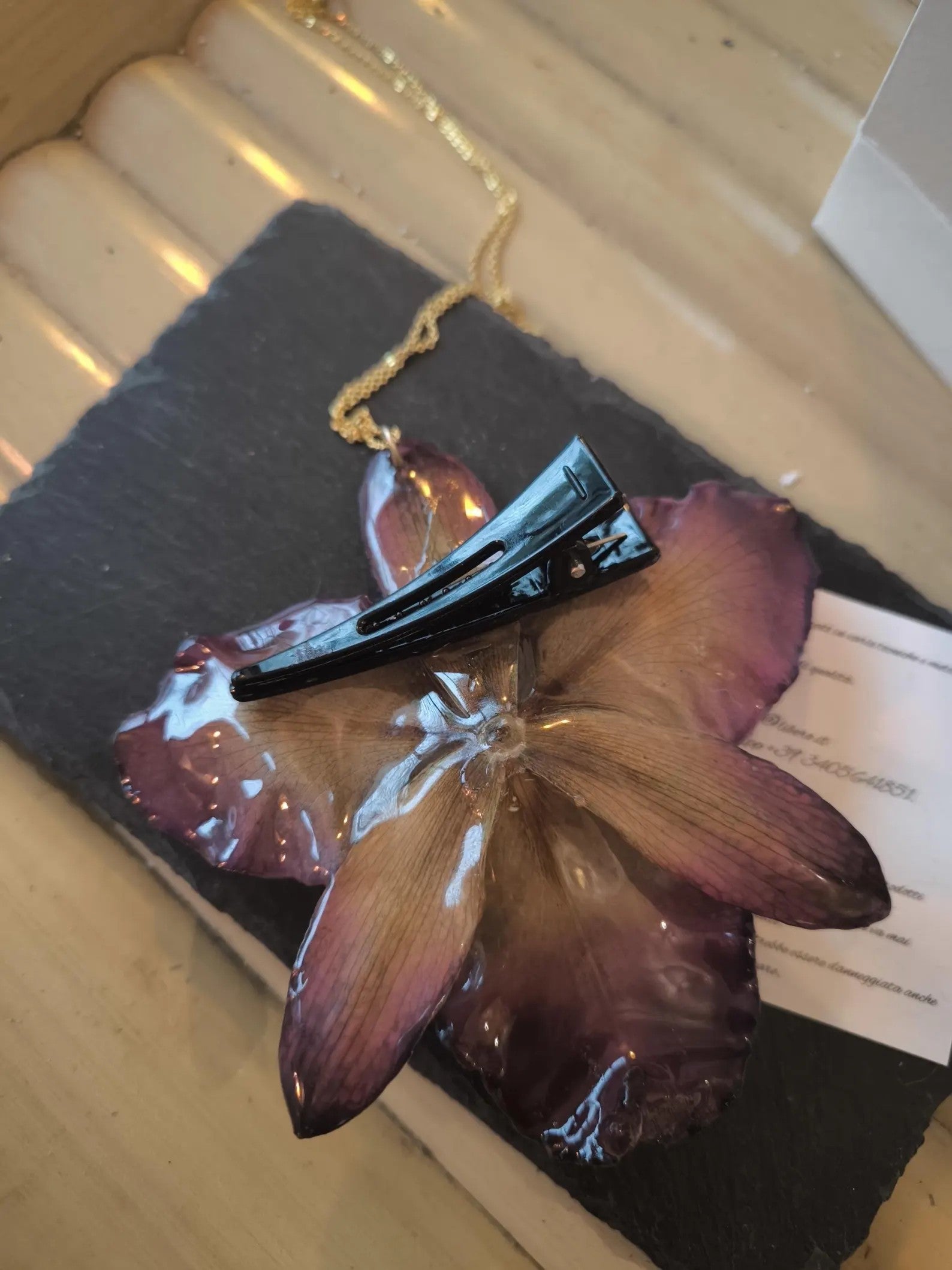 Collana fermacapelli con orchidea Cattleya Regina naturale inglobata in resina gioiello due in uno