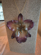 Collana fermacapelli con orchidea Cattleya Regina naturale inglobata in resina gioiello due in uno