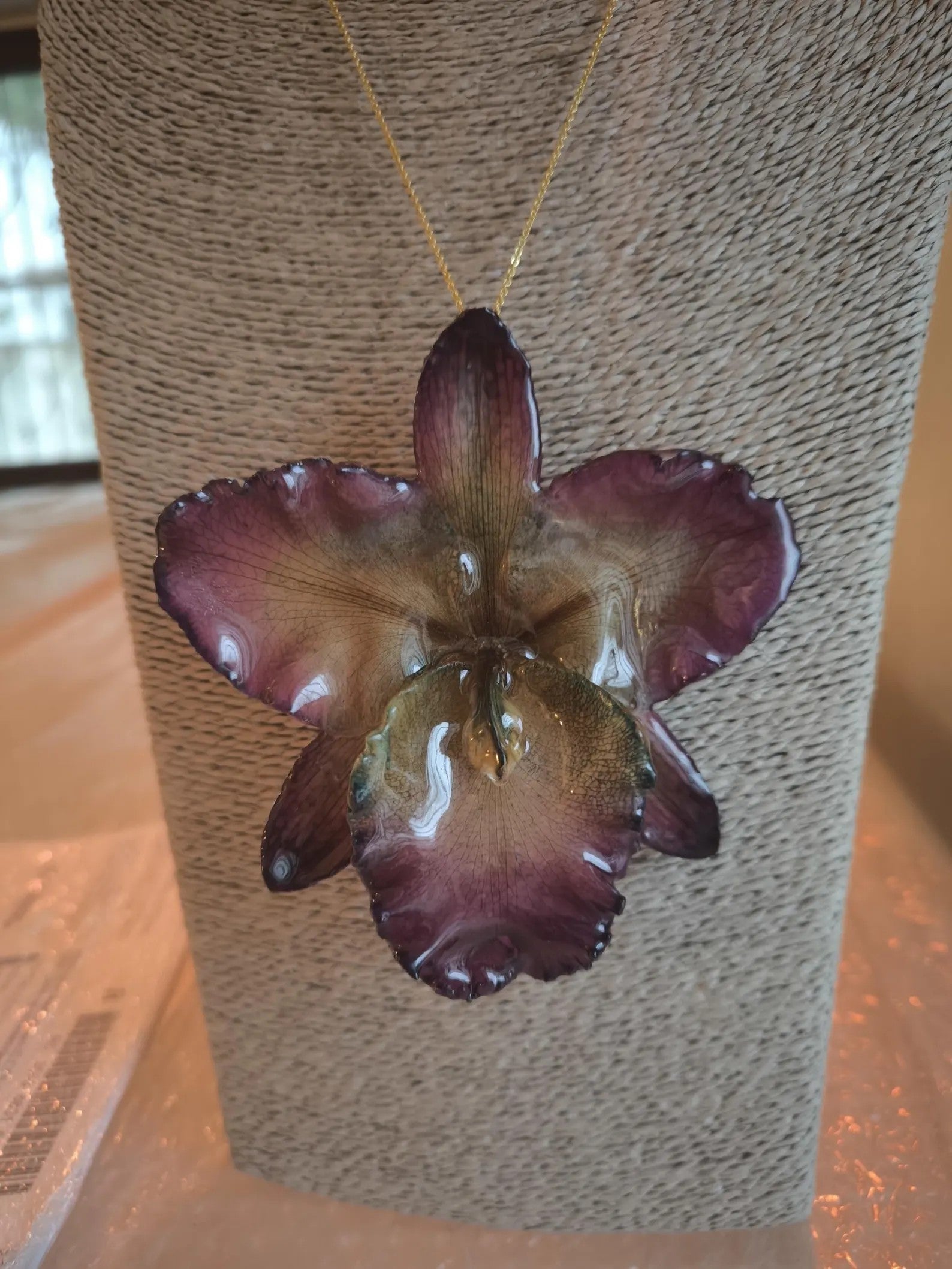 Collana fermacapelli con orchidea Cattleya Regina naturale inglobata in resina gioiello due in uno