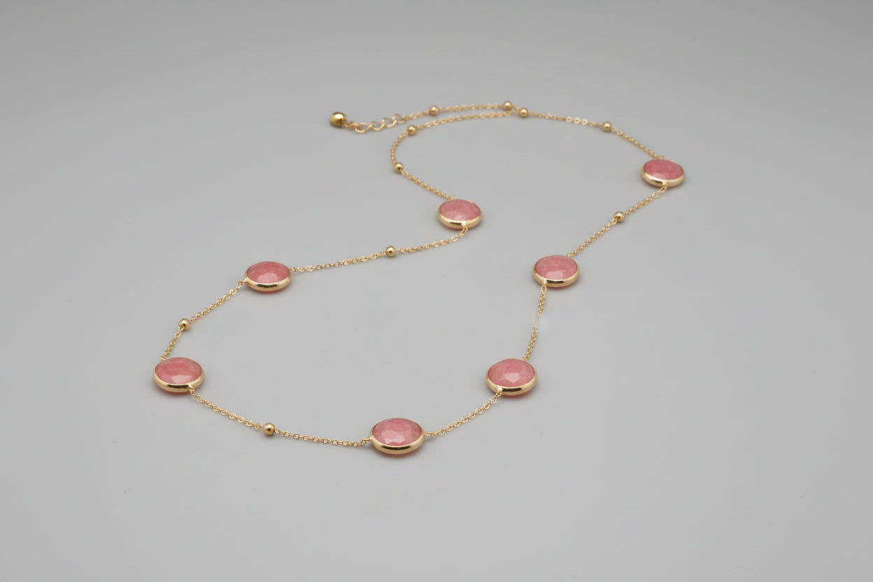 Collana lunga 80 centimetri in oro opaco su bronzo con quarzi rosa naturali