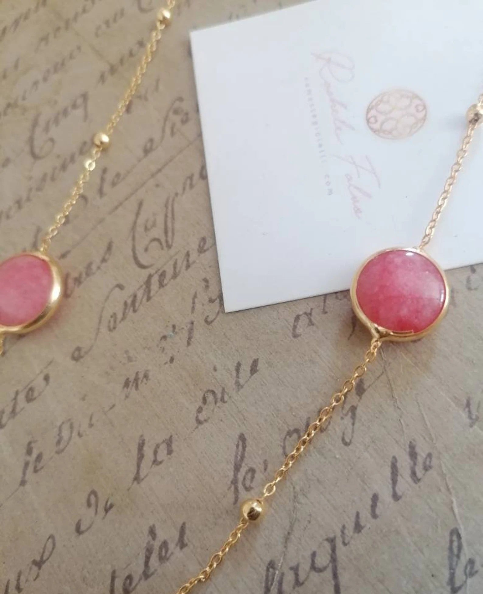 Collana lunga 80 centimetri in oro opaco su bronzo con quarzi rosa naturali