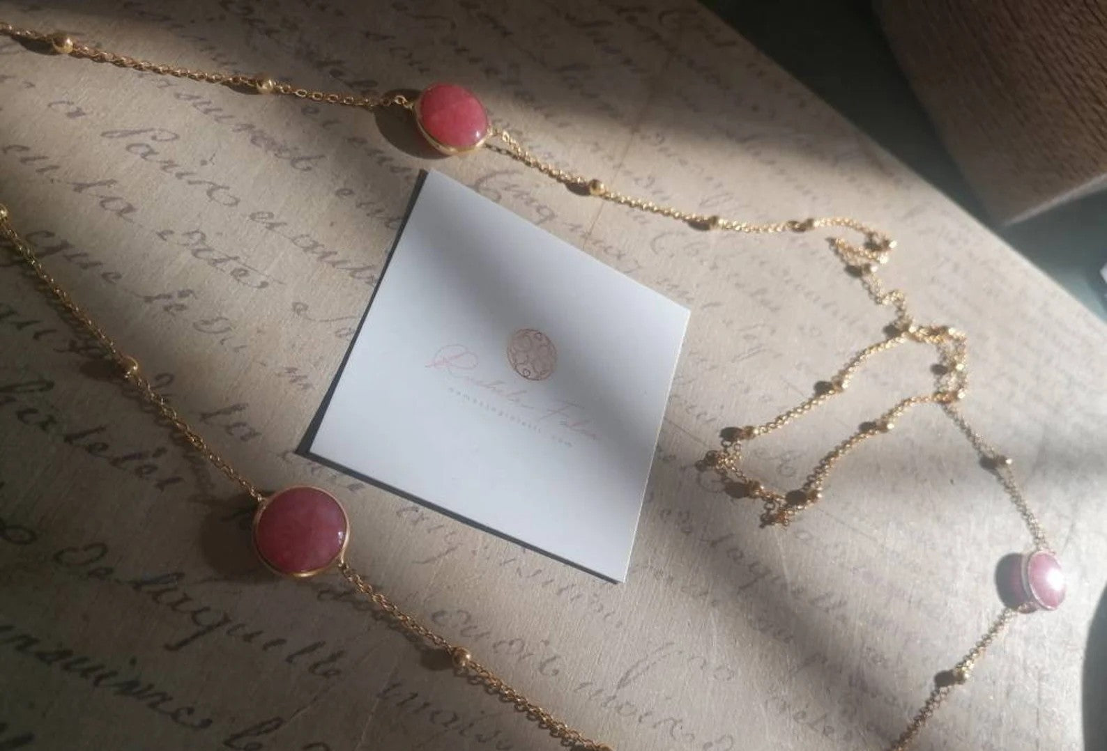 Collana lunga 80 centimetri in oro opaco su bronzo con quarzi rosa naturali