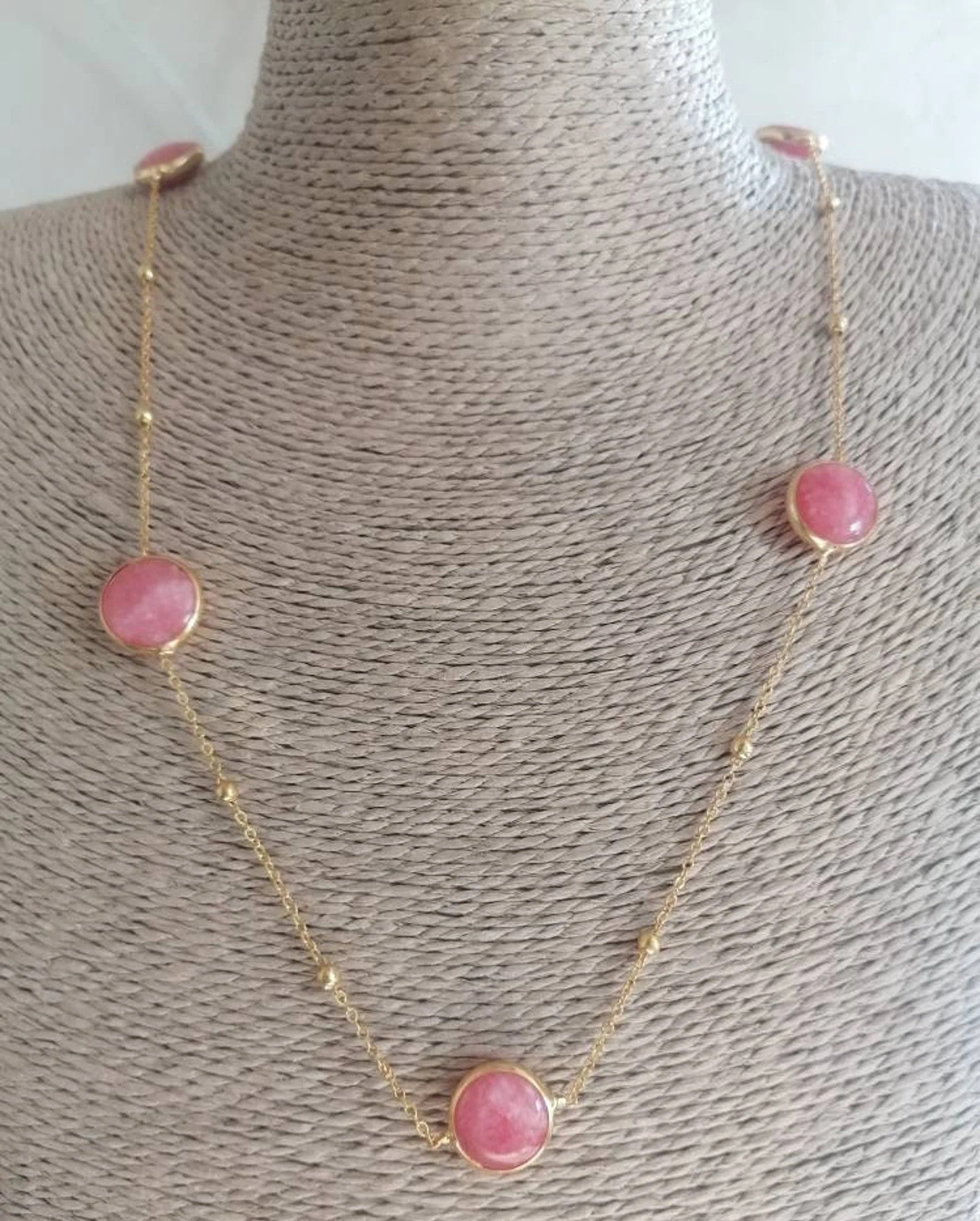 Collana lunga 80 centimetri in oro opaco su bronzo con quarzi rosa naturali