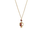Collana dorata artigianale con ciondolo a melagrana in oro su bronzo e granatini rossi, simbolo di prosperità e abbondanza, dal design elegante e moderno.