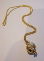 Collana artigianale con ciondolo melograno in oro su bronzo e perle naturali, simbolo di abbondanza e femminilità