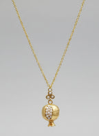 Collana artigianale con ciondolo melograno in oro su bronzo e perle naturali, simbolo di abbondanza e femminilità