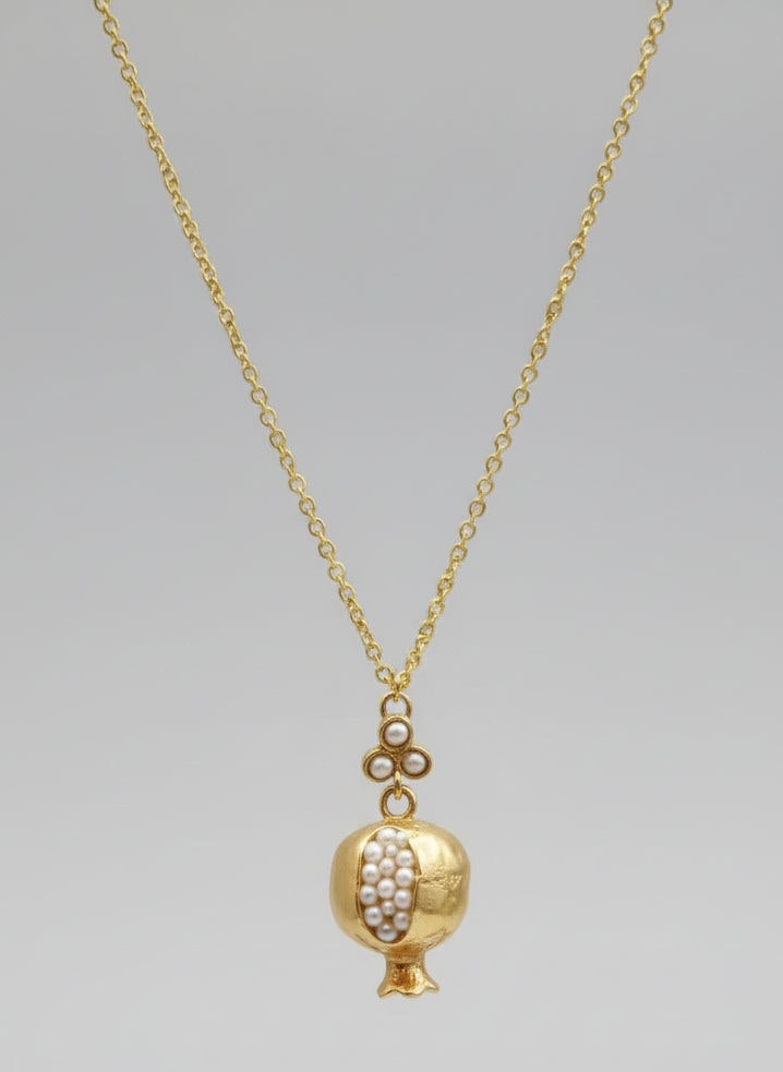 Collana artigianale con ciondolo melograno in oro su bronzo e perle naturali, simbolo di abbondanza e femminilità