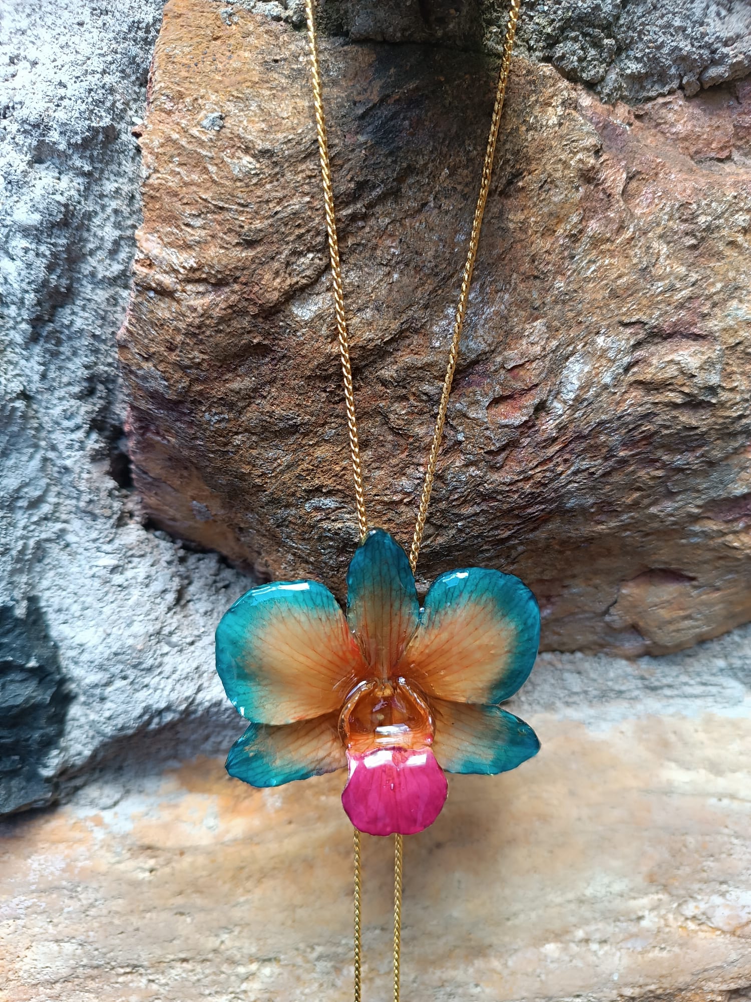 collana orchidea vera arancio azzurra stabilizzata resina