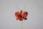collana orchidea arancio resina effetto luminoso elegante gioiello solare per donna