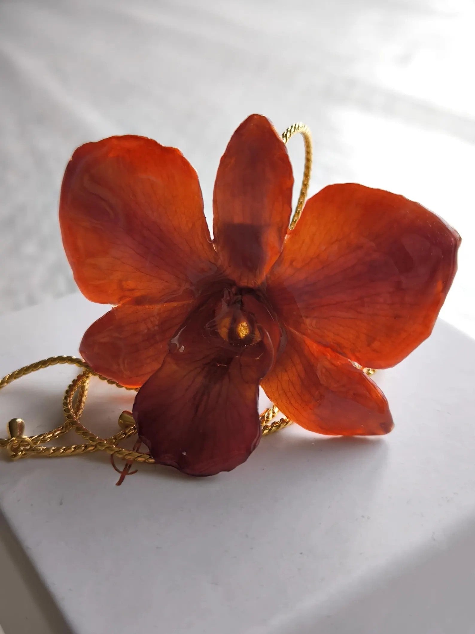 collana orchidea arancio resina effetto luminoso elegante gioiello solare per donna