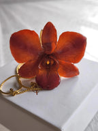 collana orchidea arancio resina effetto luminoso elegante gioiello solare per donna
