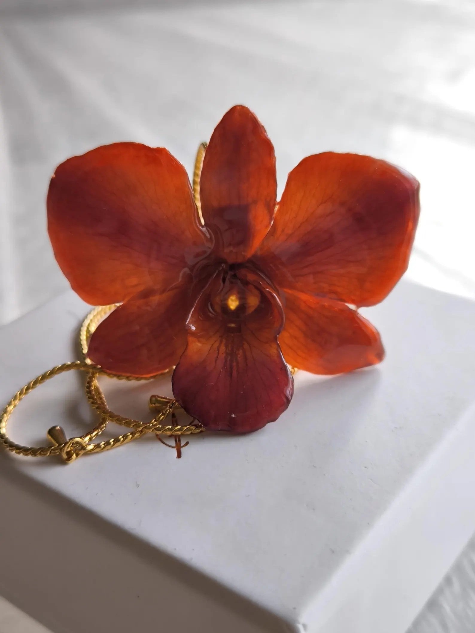 collana orchidea arancio resina effetto luminoso elegante gioiello solare per donna