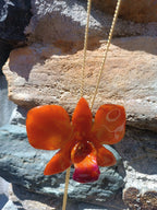 collana orchidea arancio resina effetto luminoso elegante gioiello solare per donna