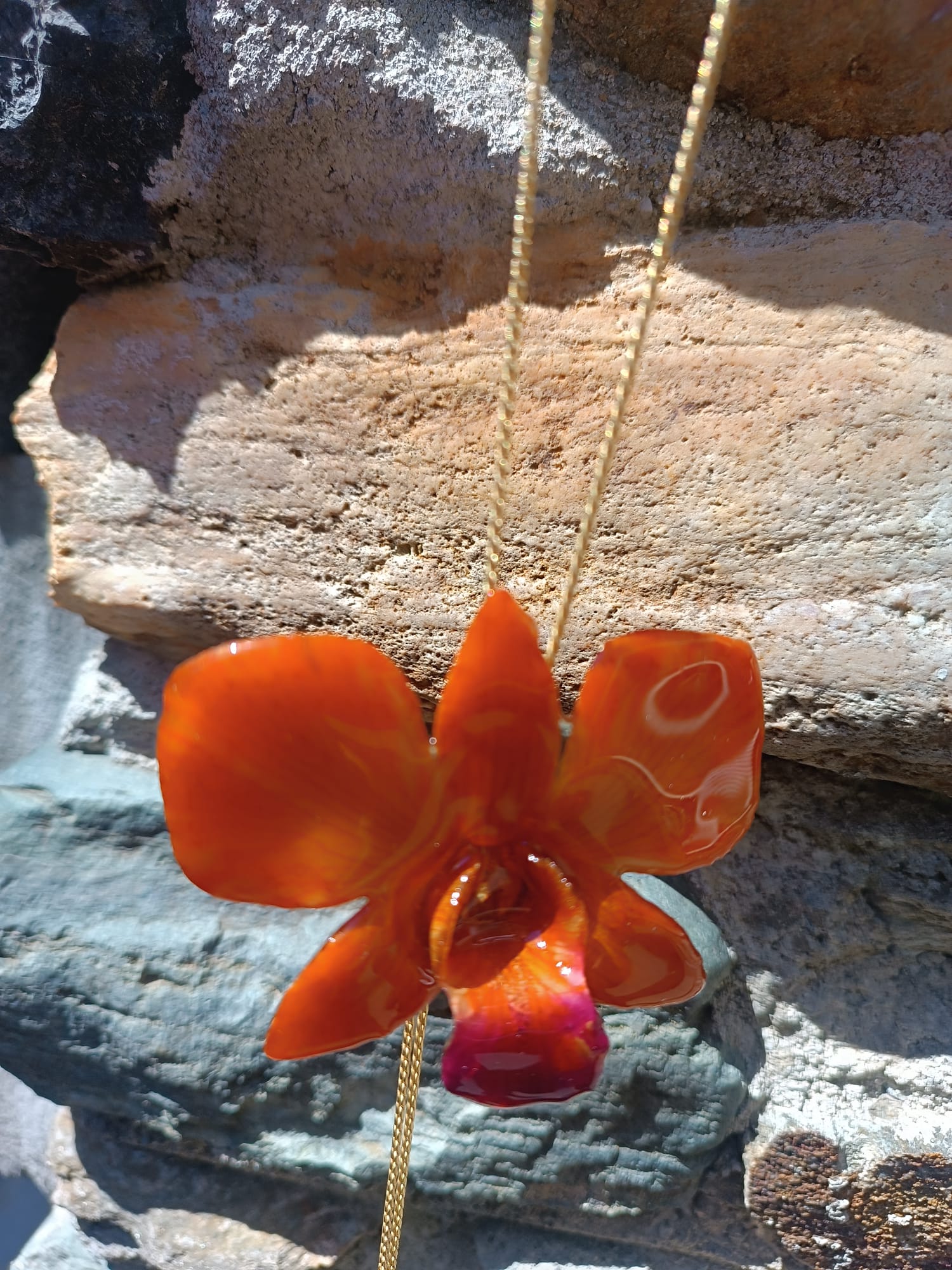 collana orchidea arancio resina effetto luminoso elegante gioiello solare per donna