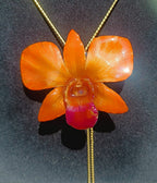 collana orchidea arancio resina effetto luminoso elegante gioiello solare per donna