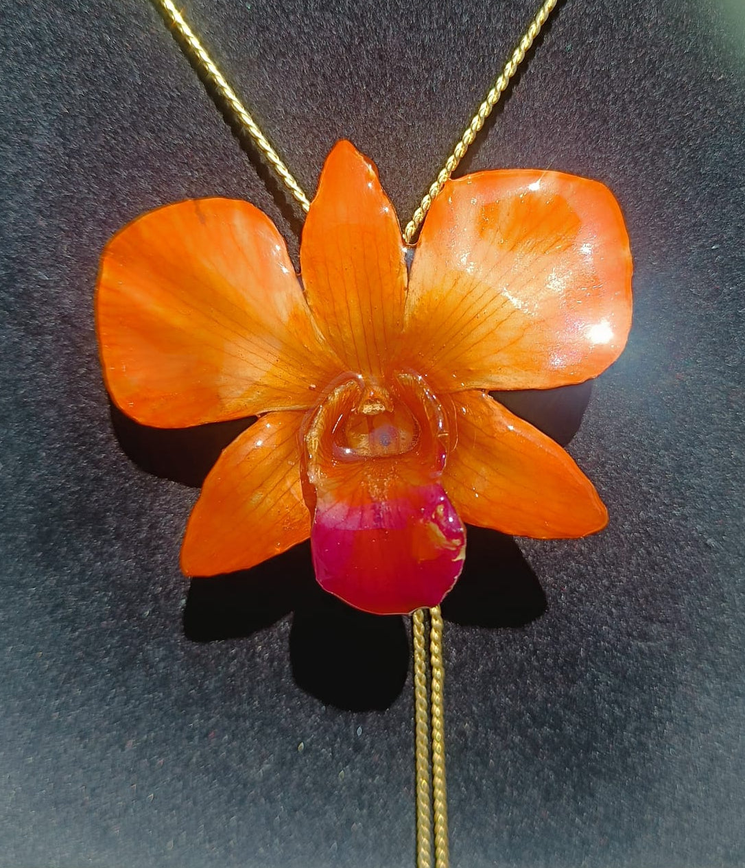 collana orchidea arancio resina effetto luminoso elegante gioiello solare per donna
