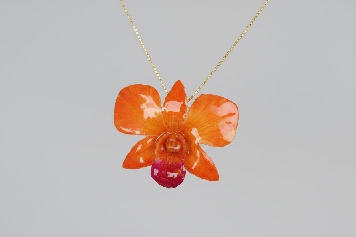 collana orchidea arancio resina effetto luminoso elegante gioiello solare per donna