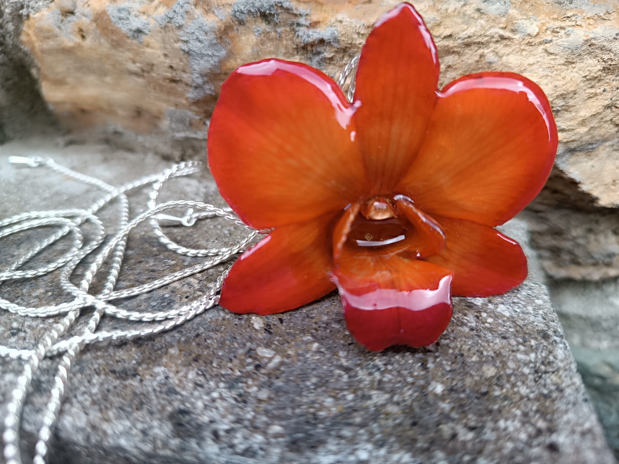 collana orchidea arancio naturale resina saliscendi argento regolabile elegante