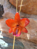 collana orchidea arancio rossa resina saliscendi oro galvanizzato elegante