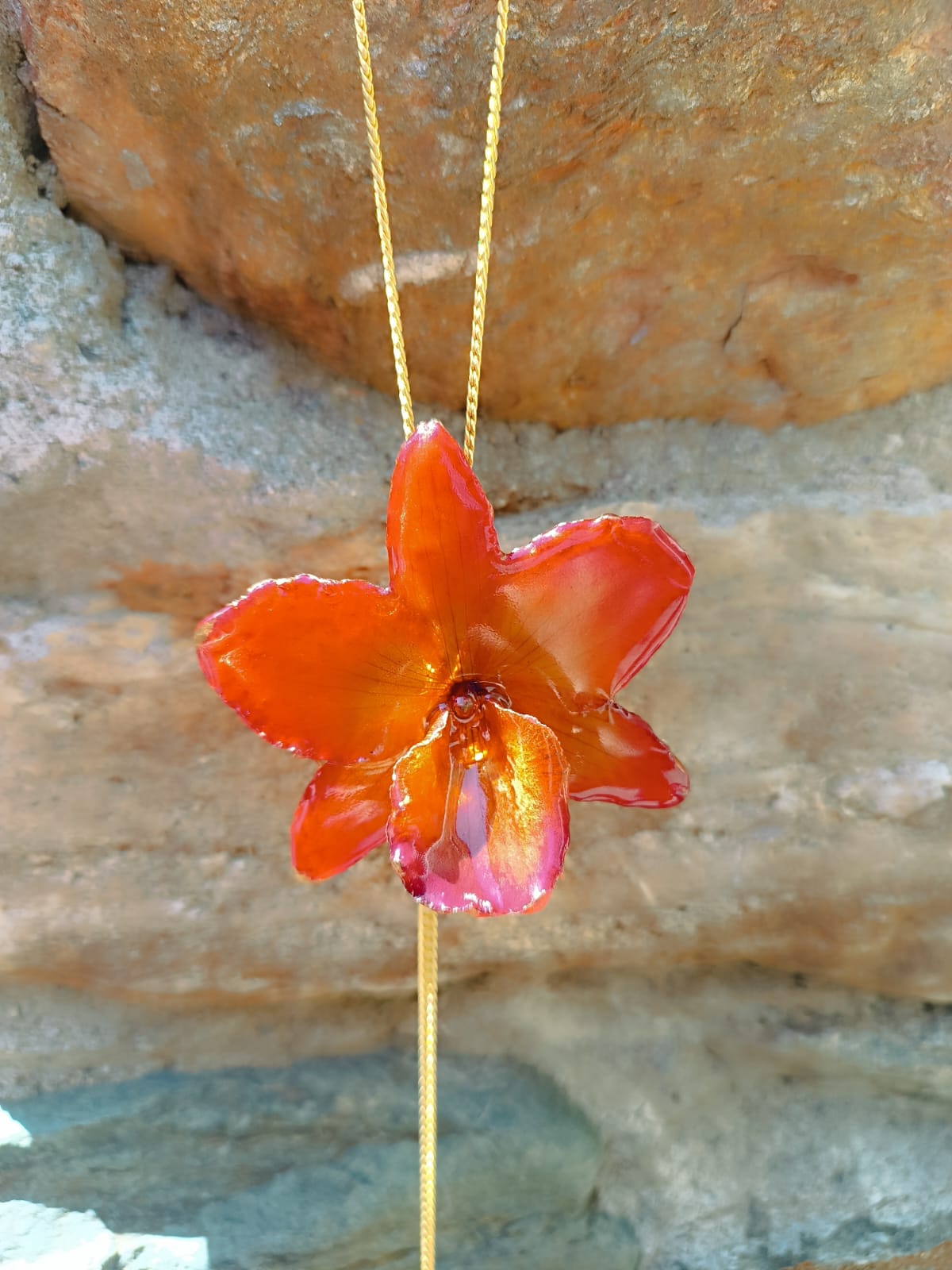 collana orchidea arancio rossa resina saliscendi oro galvanizzato elegante