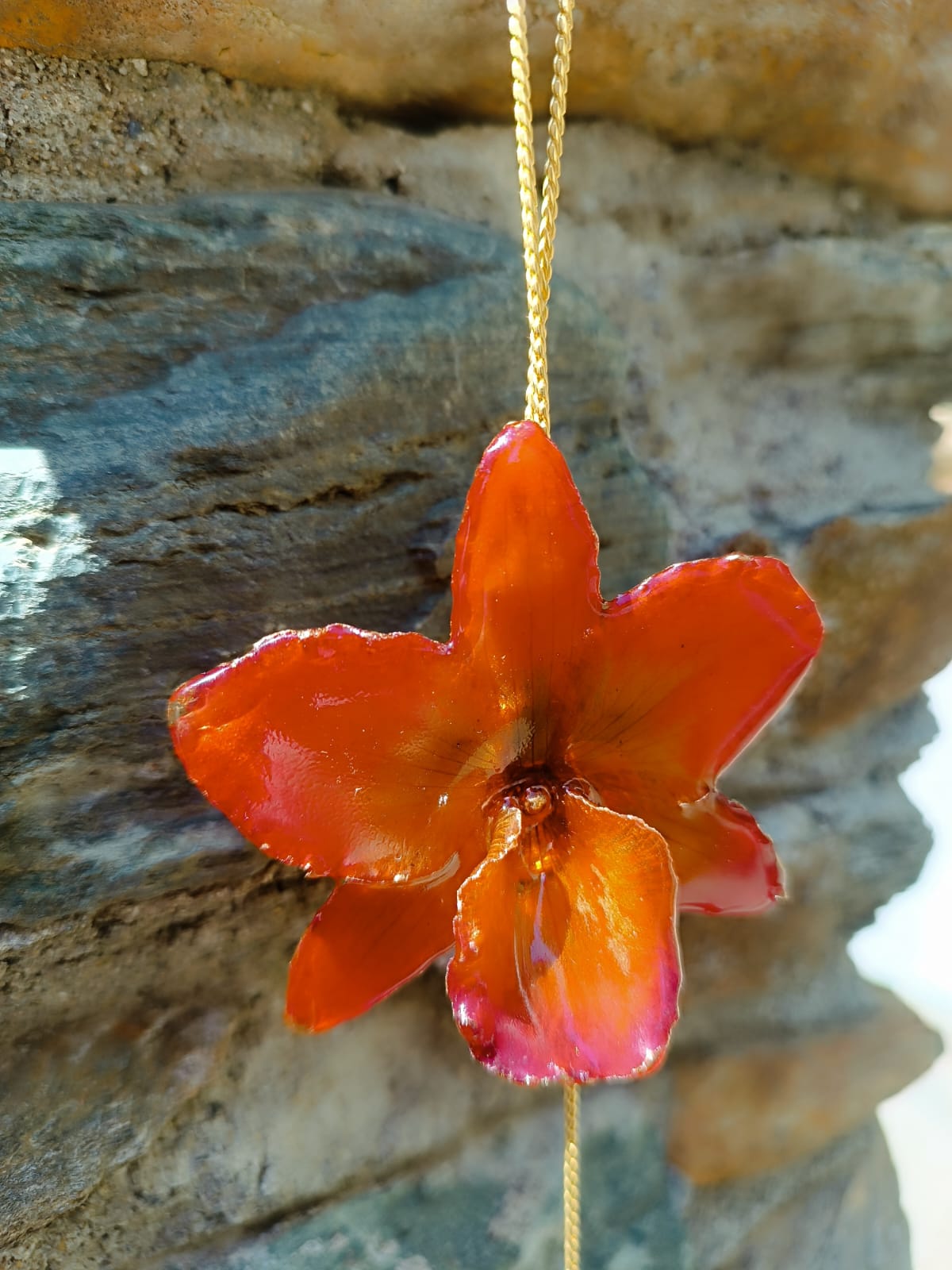 collana orchidea arancio rossa resina saliscendi oro galvanizzato elegante
