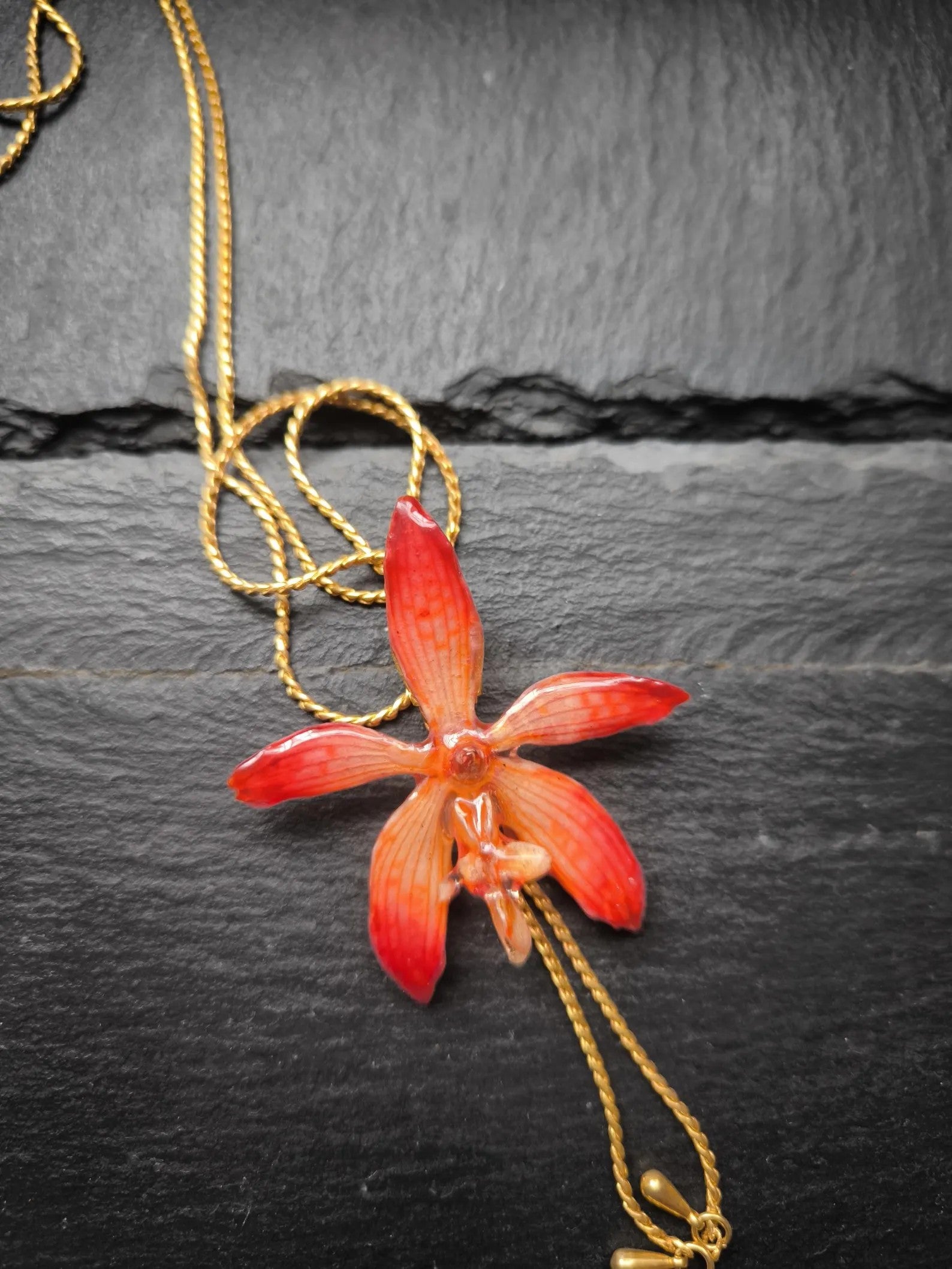 collana orchidea arancione naturale resina saliscendi oro galvanizzato regolabile elegante