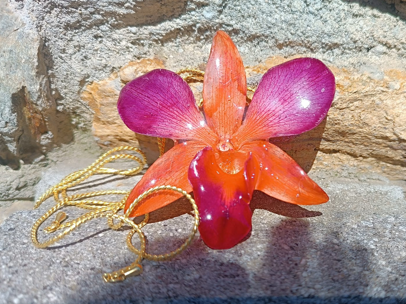 Collana con orchidea arancione e rosso porpora in resina, gioiello floreale artigianale luminoso