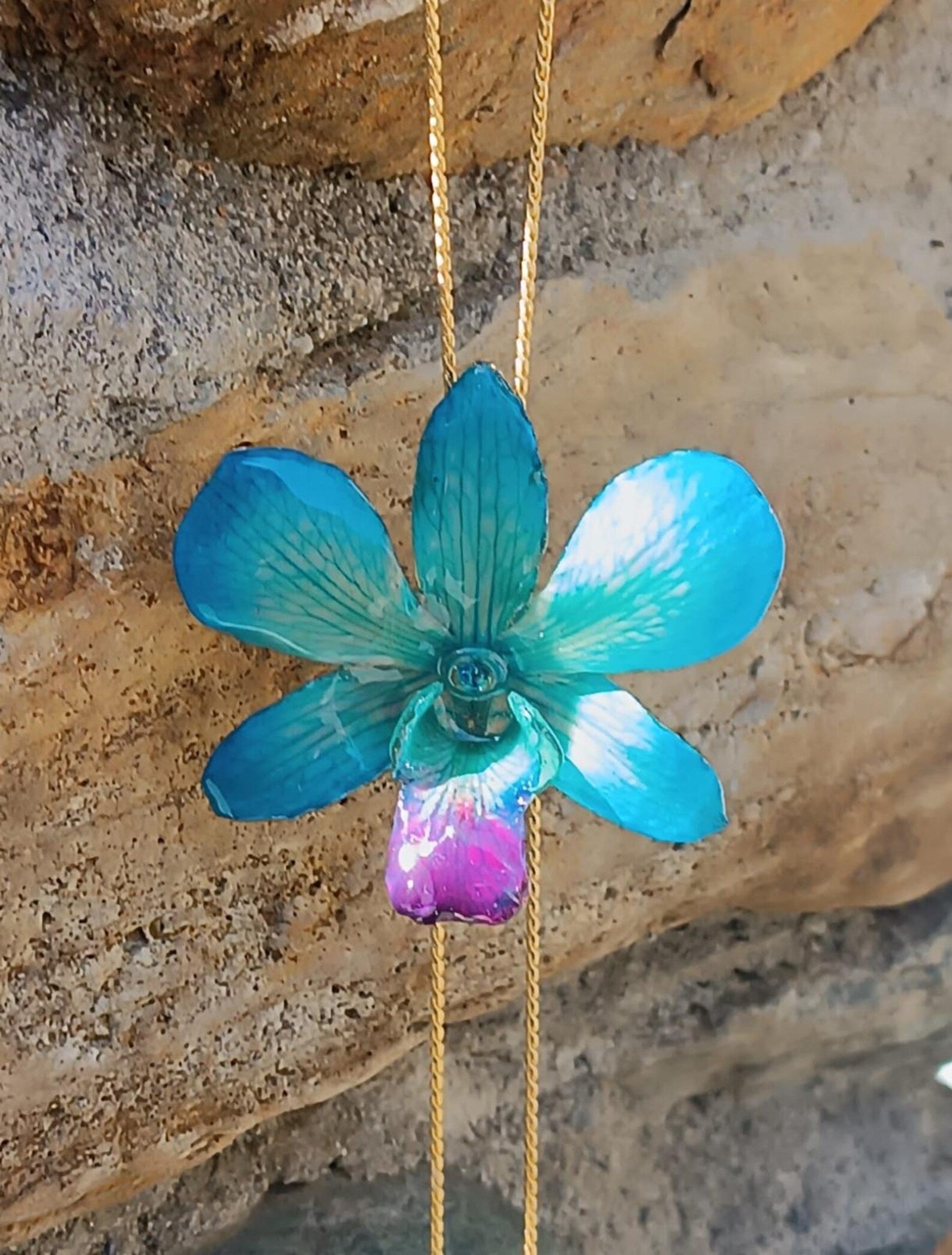 Collana con orchidea azzurra naturale inglobata in resina con saliscendi regolabile oro su bronzo