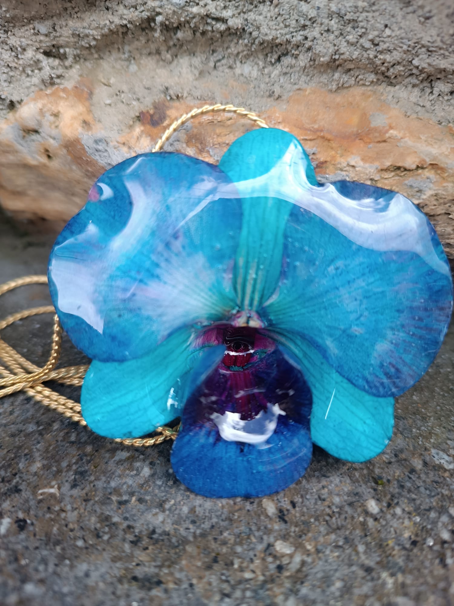 collana orchidea azzurra resina saliscendi oro galvanizzato regolabile elegante