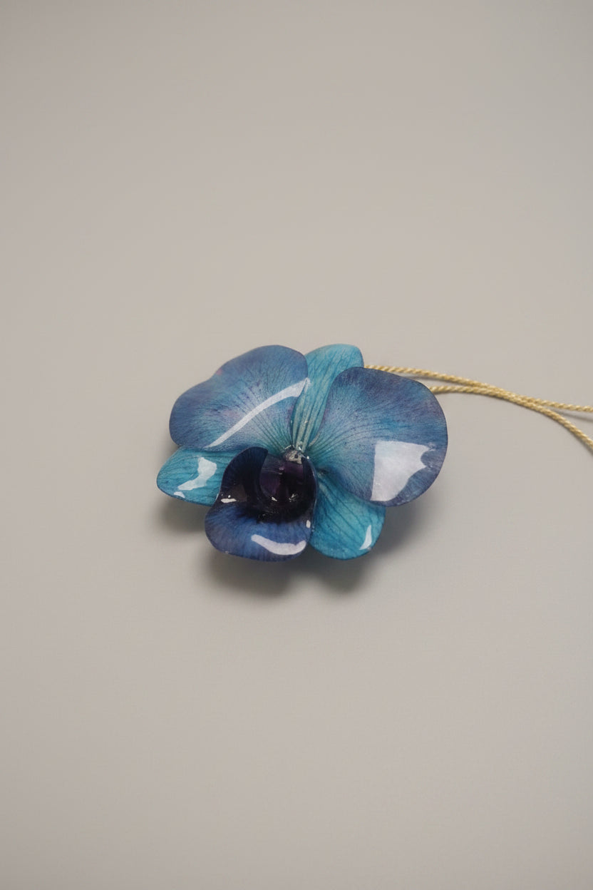 collana orchidea azzurra resina saliscendi oro galvanizzato regolabile elegante