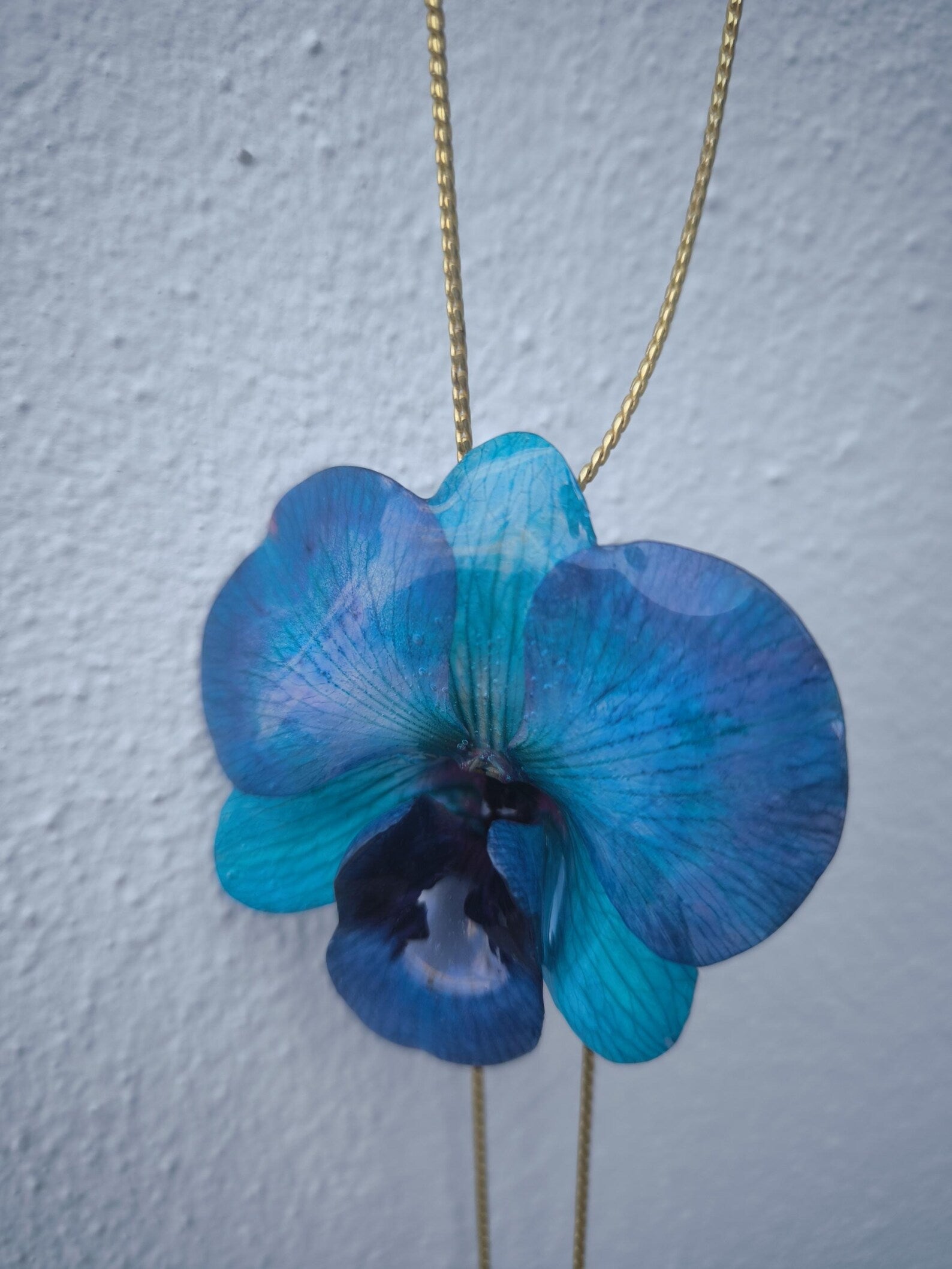 collana orchidea azzurra resina saliscendi oro galvanizzato regolabile elegante