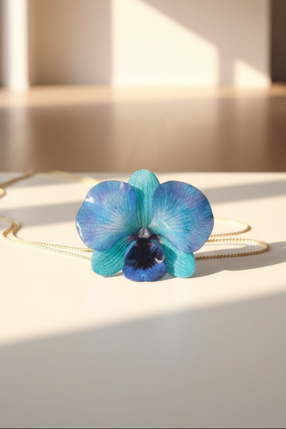 collana orchidea azzurra resina saliscendi oro galvanizzato regolabile elegante