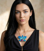 Collana saliscendi con vera orchidea azzurra stabilizzata in resina, catena saliscendi oro su bronzo 