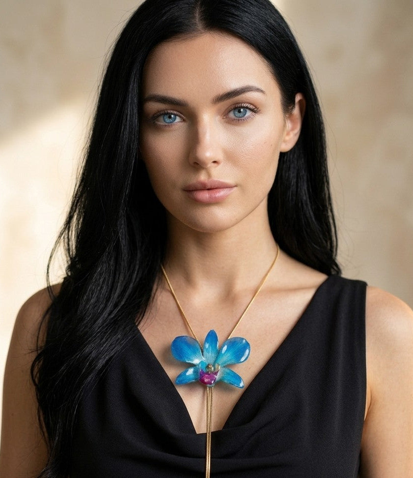 Collana saliscendi con vera orchidea azzurra stabilizzata in resina, catena saliscendi oro su bronzo 