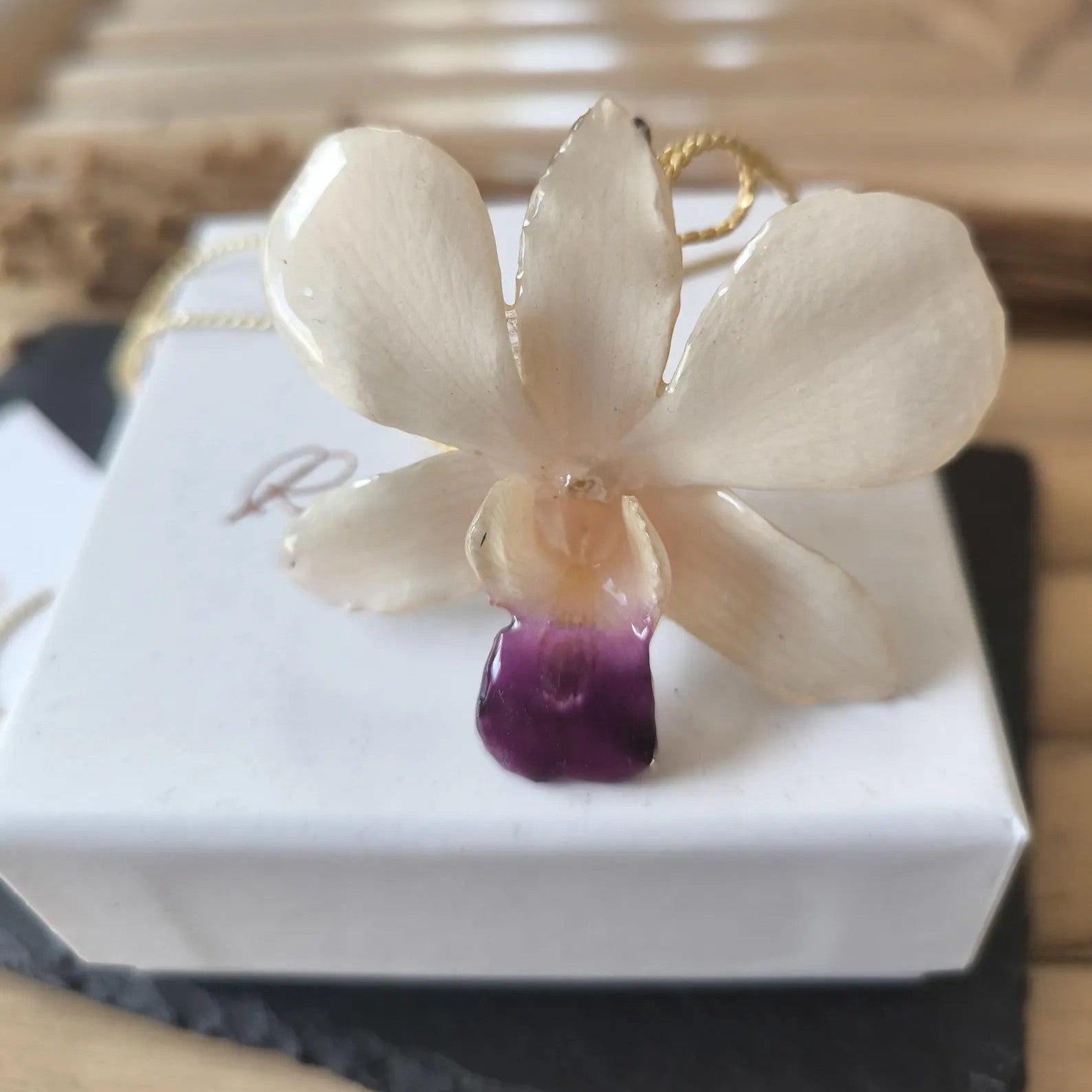 collana orchidea bianca naturale resina saliscendi oro regolabile elegante
