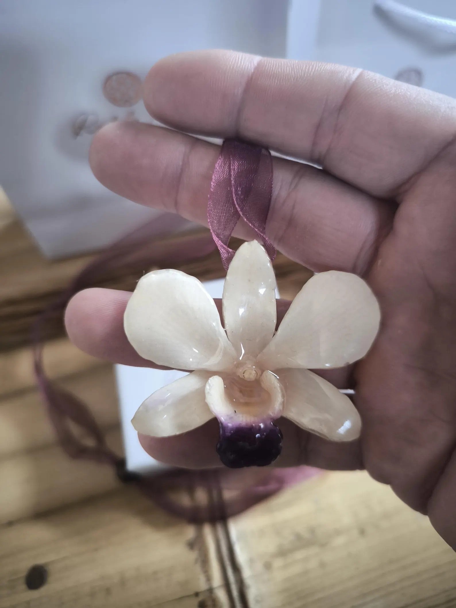 Collana Orchidea Dendrobium Bianca Naturale con Filo Organza e Semi in Legno – Gioiello Elegante Regolabile
