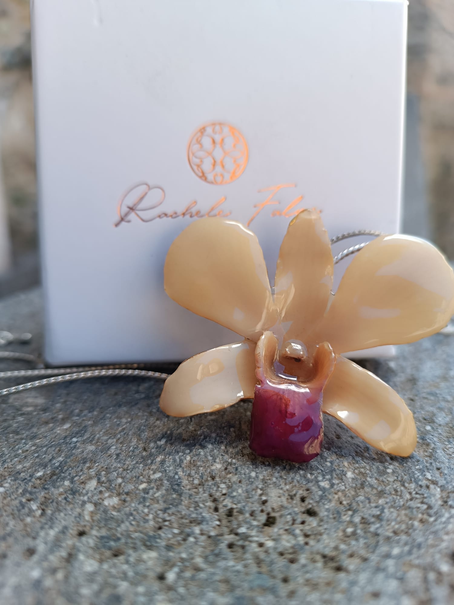Collana artigianale con fiore vero, idea regalo raffinata per lei
