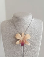 Collana artigianale con fiore vero, idea regalo raffinata per lei