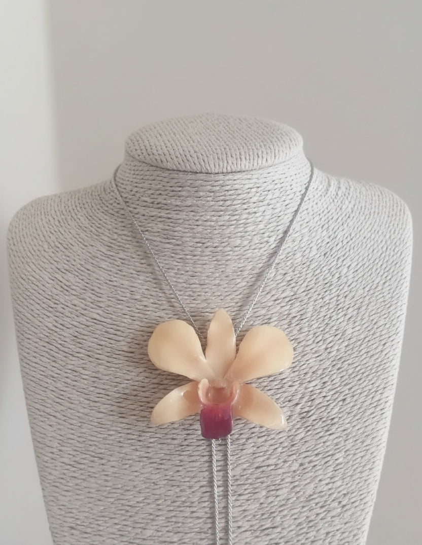 Collana artigianale con fiore vero, idea regalo raffinata per lei